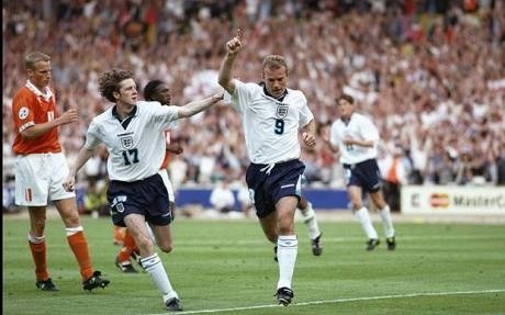 Kỳ EURO 1996 được tổ chức ở nước Anh và đội tuyển Anh cũng chính là ứng viên hàng đầu cho chức vô địch. 'Tam sư' đã vượt qua vòng bảng một cách thuyết phục với ngôi đầu bảng A.
